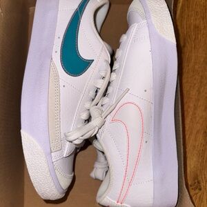NEW Nike Blazer low, aquamarine/orange 4.5Y